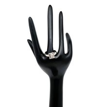 Charger l'image dans la galerie, Bague en argent vintage sertie d'un zircon taillé en émeraude