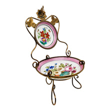 Charger l'image dans la galerie, Baguier en porcelaine peinte à la main – Fleurs et laiton doré, fin XIXe siècle Le Charme des Violettes - Brocante en ligne