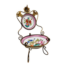 Charger l'image dans la galerie, Baguier en porcelaine peinte à la main – Fleurs et laiton doré, fin XIXe siècle Le Charme des Violettes - Brocante en ligne