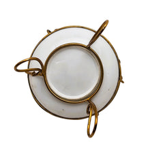 Charger l'image dans la galerie, Baguier en porcelaine peinte à la main – Fleurs et laiton doré, fin XIXe siècle Le Charme des Violettes - Brocante en ligne