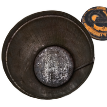 Load image into Gallery viewer, Boîte à farine Art déco en fer blanc à motifs noirs, oranges et dorés, années 1920-1930