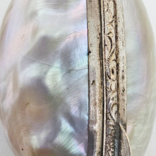 Load image into Gallery viewer, Boîte à chapelet en nacre cerclée d’argent ciselé – écrin de dévotion, fin XIXè - début XXè Le Charme des Violettes - Brocante en ligne