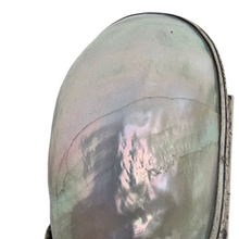 Load image into Gallery viewer, Boîte à chapelet en nacre cerclée d’argent ciselé – écrin de dévotion, fin XIXè - début XXè Le Charme des Violettes - Brocante en ligne
