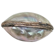 Load image into Gallery viewer, Boîte à chapelet en nacre cerclée d’argent ciselé – écrin de dévotion, fin XIXè - début XXè Le Charme des Violettes - Brocante en ligne