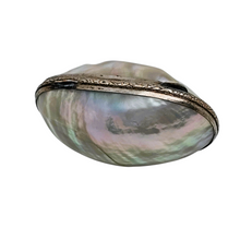 Load image into Gallery viewer, Boîte à chapelet en nacre cerclée d’argent ciselé – écrin de dévotion, fin XIXè - début XXè Le Charme des Violettes - Brocante en ligne
