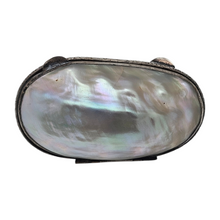 Load image into Gallery viewer, Boîte à chapelet en nacre cerclée d’argent ciselé – écrin de dévotion, fin XIXè - début XXè Le Charme des Violettes - Brocante en ligne