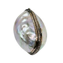 Load image into Gallery viewer, Boîte à chapelet en nacre cerclée d’argent ciselé – écrin de dévotion, fin XIXè - début XXè Le Charme des Violettes - Brocante en ligne