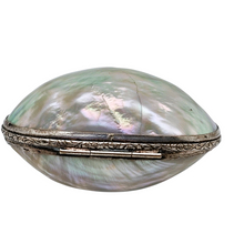 Load image into Gallery viewer, Boîte à chapelet en nacre cerclée d’argent ciselé – écrin de dévotion, fin XIXè - début XXè Le Charme des Violettes - Brocante en ligne