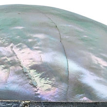 Load image into Gallery viewer, Boîte à chapelet en nacre cerclée d’argent ciselé – écrin de dévotion, fin XIXè - début XXè Le Charme des Violettes - Brocante en ligne