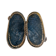 Load image into Gallery viewer, Boîte à chapelet en nacre cerclée d’argent ciselé – écrin de dévotion, fin XIXè - début XXè Le Charme des Violettes - Brocante en ligne