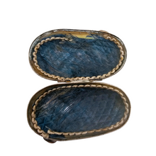 Load image into Gallery viewer, Boîte à chapelet en nacre cerclée d’argent ciselé – écrin de dévotion, fin XIXè - début XXè Le Charme des Violettes - Brocante en ligne