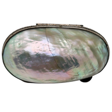 Load image into Gallery viewer, Boîte à chapelet en nacre cerclée d’argent ciselé – écrin de dévotion, fin XIXè - début XXè Le Charme des Violettes - Brocante en ligne