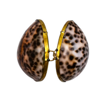 Load image into Gallery viewer, Tabatière ou boîte à chapelet cerclée de laiton, fin XIXe