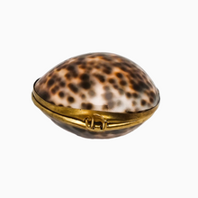 Load image into Gallery viewer, Tabatière ou boîte à chapelet cerclée de laiton, fin XIXe