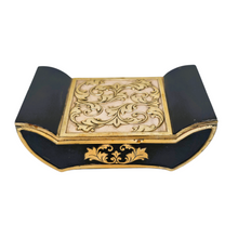 Afbeelding in Gallery-weergave laden, Boîte à cigarettes en métal doré et laqué noir, années 1940