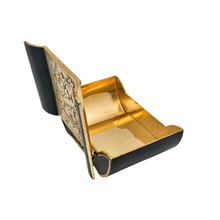 Afbeelding in Gallery-weergave laden, Boîte à cigarettes en métal doré et laqué noir, années 1940