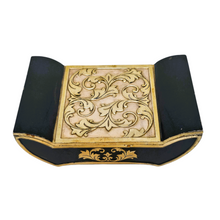 Afbeelding in Gallery-weergave laden, Boîte à cigarettes en métal doré et laqué noir, années 1940