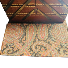 Charger l'image dans la galerie, Boîte à couture revêtue de cuir doré au petit fer, intérieur en tissu cachemire, fin XIXè
