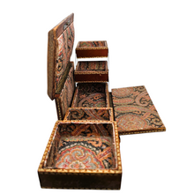 Charger l'image dans la galerie, Boîte à couture revêtue de cuir doré au petit fer, intérieur en tissu cachemire, fin XIXè
