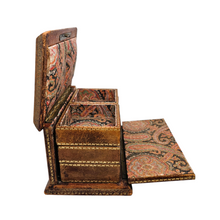 Charger l'image dans la galerie, Boîte à couture revêtue de cuir doré au petit fer, intérieur en tissu cachemire, fin XIXè