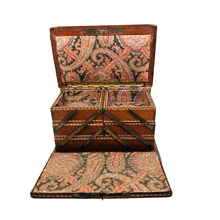 Charger l'image dans la galerie, Boîte à couture revêtue de cuir doré au petit fer, intérieur en tissu cachemire, fin XIXè