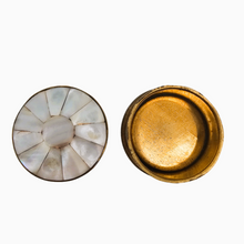 Load image into Gallery viewer, Boîte à pilules en nacre et laiton, XXe