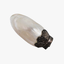 Load image into Gallery viewer, Tabatière ou boîte à pilules victorienne en nacre blanche et métal argenté, fin XIXe