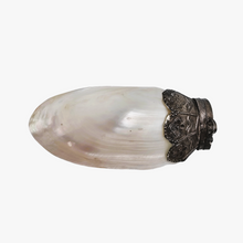 Load image into Gallery viewer, Tabatière ou boîte à pilules victorienne en nacre blanche et métal argenté, fin XIXe