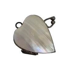 Load image into Gallery viewer, Médaillon victorien en forme de coeur en nacre blanche et métal argenté, fin XIXe