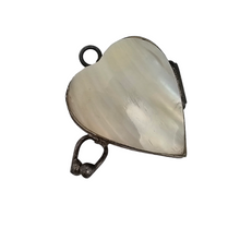 Load image into Gallery viewer, Médaillon victorien en forme de coeur en nacre blanche et métal argenté, fin XIXe