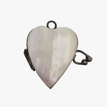Load image into Gallery viewer, Médaillon victorien en forme de coeur en nacre blanche et métal argenté, fin XIXe
