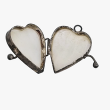 Load image into Gallery viewer, Médaillon victorien en forme de coeur en nacre blanche et métal argenté, fin XIXe
