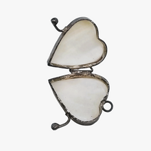 Load image into Gallery viewer, Médaillon victorien en forme de coeur en nacre blanche et métal argenté, fin XIXe