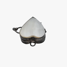 Load image into Gallery viewer, Médaillon victorien en forme de coeur en nacre blanche et métal argenté, fin XIXe