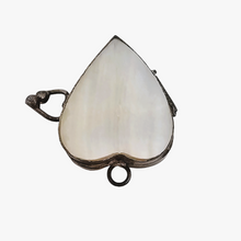 Load image into Gallery viewer, Médaillon victorien en forme de coeur en nacre blanche et métal argenté, fin XIXe