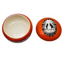 Load image into Gallery viewer, Boîte à poudre Art déco en porcelaine à décor de silhouettes noir et blanc dans le style de Mary Gregory, années 1920