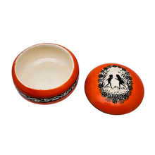 Load image into Gallery viewer, Boîte à poudre Art déco en porcelaine à décor de silhouettes noir et blanc dans le style de Mary Gregory, années 1920