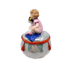 Charger l'image dans la galerie, Boîte à poudre ancienne en porcelaine, enfant et petit chien, années 1920-1930 Le Charme des Violettes - Brocante en ligne