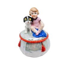 Charger l'image dans la galerie, Boîte à poudre ancienne en porcelaine, Enfant et petit chien, années 1920-1930 Le Charme des Violettes - Brocante en ligne