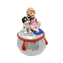 Charger l'image dans la galerie, Boîte à poudre ancienne en porcelaine, enfant et petit chien, années 1920-1930 Le Charme des Violettes - Brocante en ligne