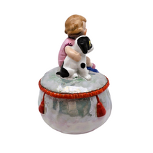 Charger l'image dans la galerie, Boîte à poudre ancienne en porcelaine, enfant et petit chien, années 1920-1930 Le Charme des Violettes - Brocante en ligne