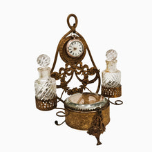 Charger l'image dans la galerie, Nécessaire de boudoir – boîte à bijoux, porte-montre et flacons – style Louis XVI, fin XIXe Le Charme des Violettes - Brocante en ligne