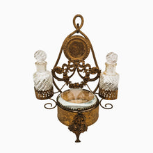 Charger l'image dans la galerie, Nécessaire de boudoir – boîte à bijoux, porte-montre et flacons – style Louis XVI, fin XIXe Le Charme des Violettes - Brocante en ligne