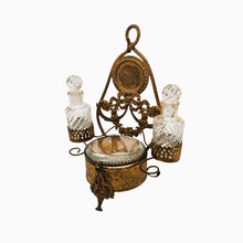Charger l'image dans la galerie, Nécessaire de boudoir – boîte à bijoux, porte-montre et flacons – style Louis XVI, fin XIXe Le Charme des Violettes - Brocante en ligne