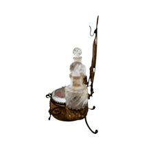 Charger l'image dans la galerie, Nécessaire de boudoir – boîte à bijoux, porte-montre et flacons – style Louis XVI, fin XIXe Le Charme des Violettes - Brocante en ligne