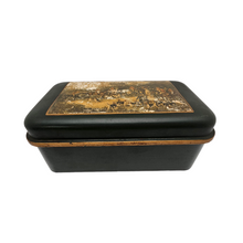 Load image into Gallery viewer, Boîte anglaise en métal vert et doré, avec scène de chasse à courre, XXe