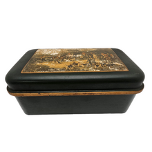 Load image into Gallery viewer, Boîte anglaise en métal vert et doré, avec scène de chasse à courre, XXe