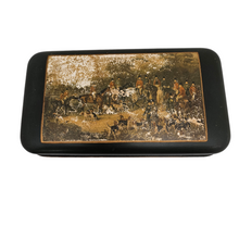 Load image into Gallery viewer, Boîte anglaise en métal vert et doré, avec scène de chasse à courre, XXe