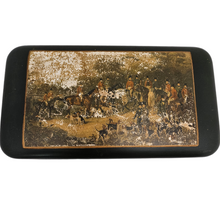 Load image into Gallery viewer, Boîte anglaise en métal vert et doré, avec scène de chasse à courre, XXe