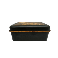 Load image into Gallery viewer, Boîte anglaise en métal vert et doré, avec scène de chasse à courre, XXe